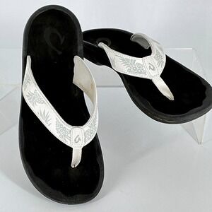 OluKai Ohana Size 7 Flip Flops Sandals White Pineapple Straps Thongs